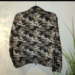 Rue21 women’s pullover half zip Camouflage Windbreaker Jacket Size M